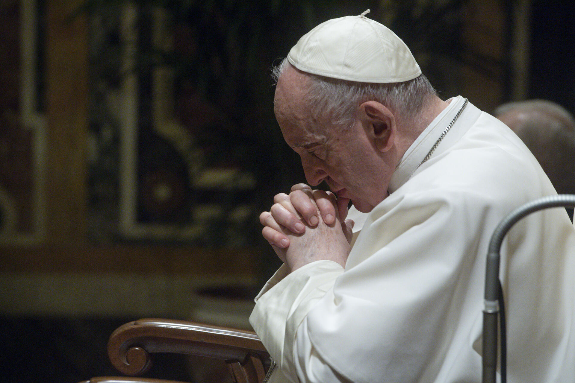 Pope Francis praying